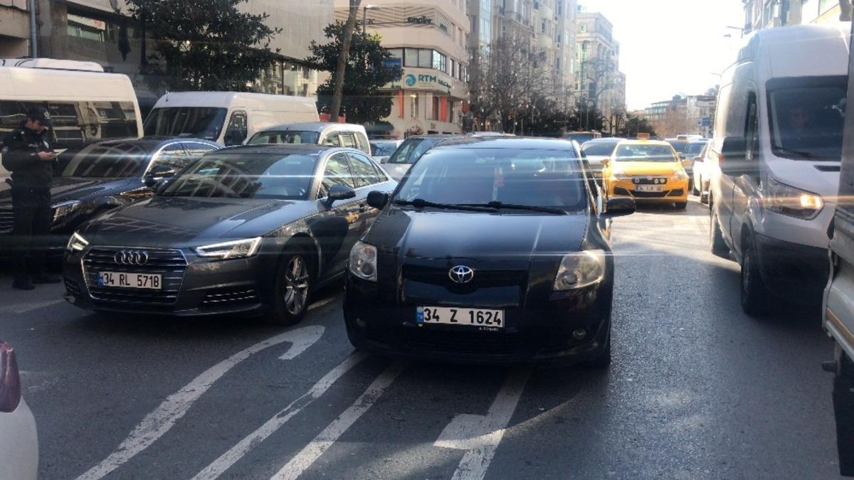 İstanbul&rsquo;un g&ouml;beğinde bı&ccedil;aklı trafik kavgası