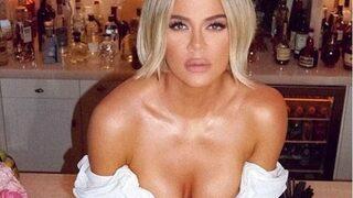 Khloe Kardashian hem bacak hem göğüs dekoltesiyle beğeni topladı
