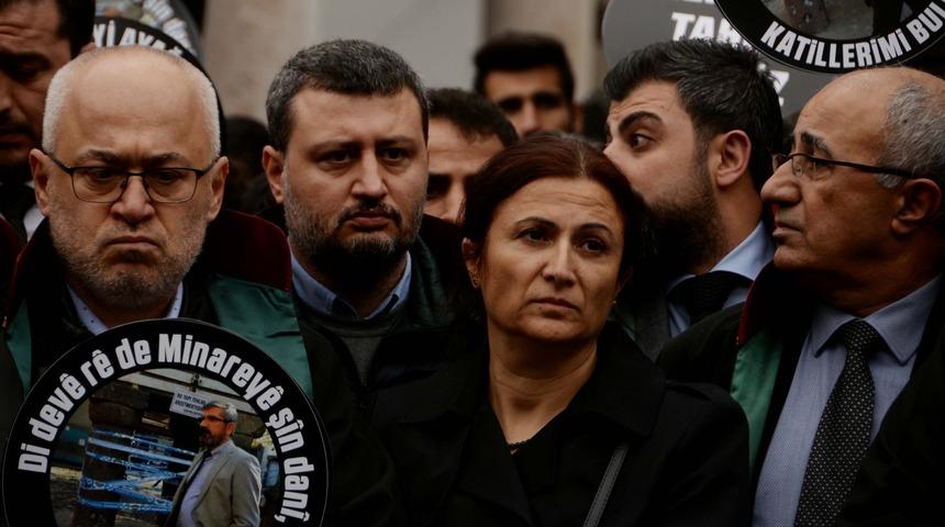 Tahir Elçi'nin eşi Türkan Elçi, 3 polisin ifadelerinin alındığını öğrenince eşinin mezarını ziyaret etti