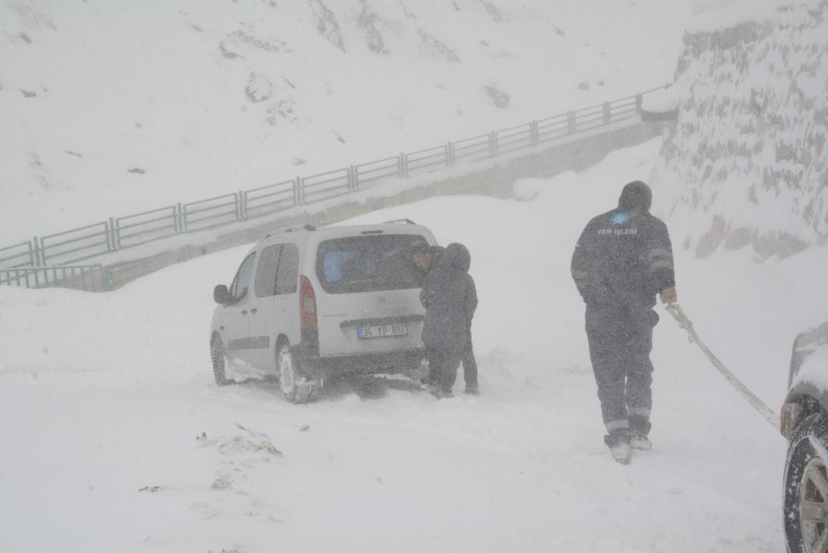 Belediye ekipleri yolda mahsur kalanları kurtardı