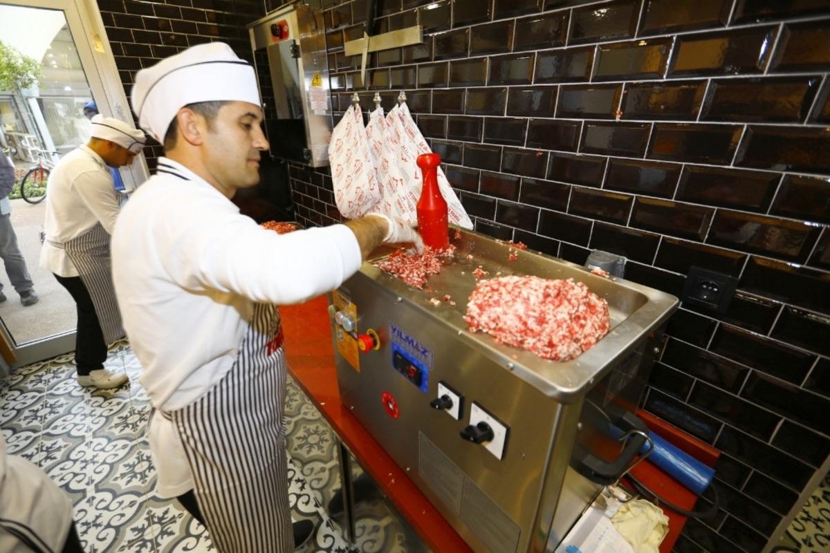 Manavgat Toros Et&rsquo;te 6 g&uuml;nde 3 ton et satıldı