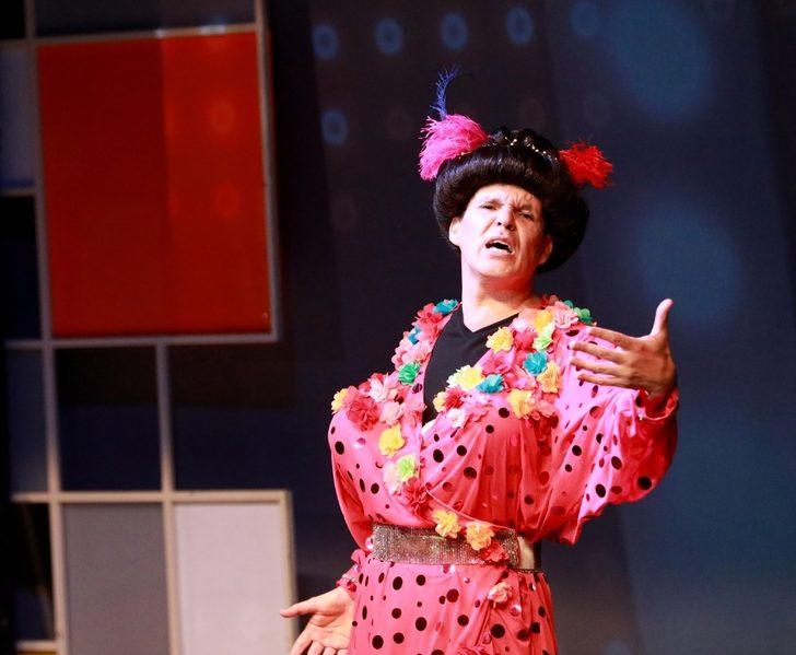 ‘Eyvah Nadir’ isimli oyun, OKM’de sahnelendi G4