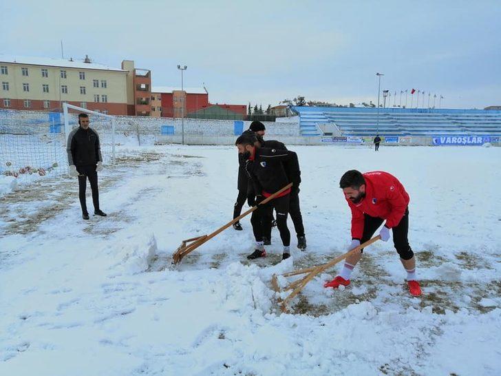 Sporcular çim sahada kar küredi G1