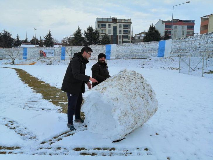 Sporcular çim sahada kar küredi G2