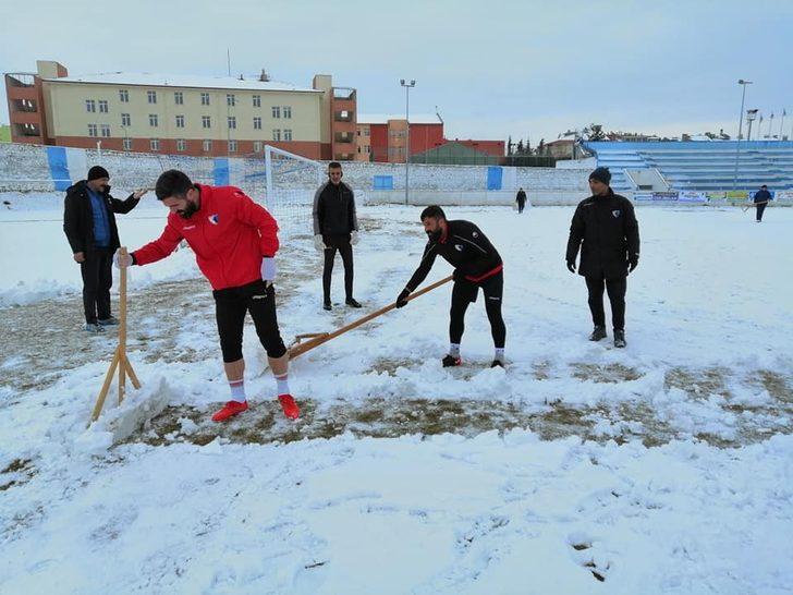 Sporcular çim sahada kar küredi G3