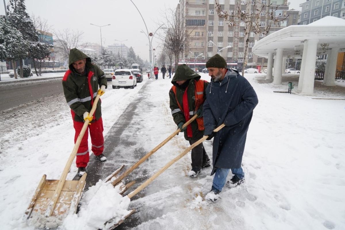 B&uuml;y&uuml;kşehir Belediyesi&rsquo;nden kaldırım temizleme ve tuzlama &ccedil;alışması