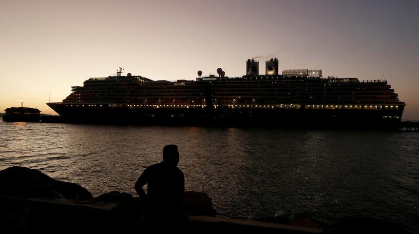 Virüs şüphesi taşıyan gemi Kamboçya’da demirledi!