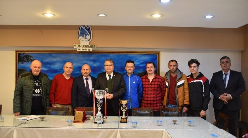 İşitme engellilerden Başkan &Ccedil;er&ccedil;i&rsquo;ye plaket