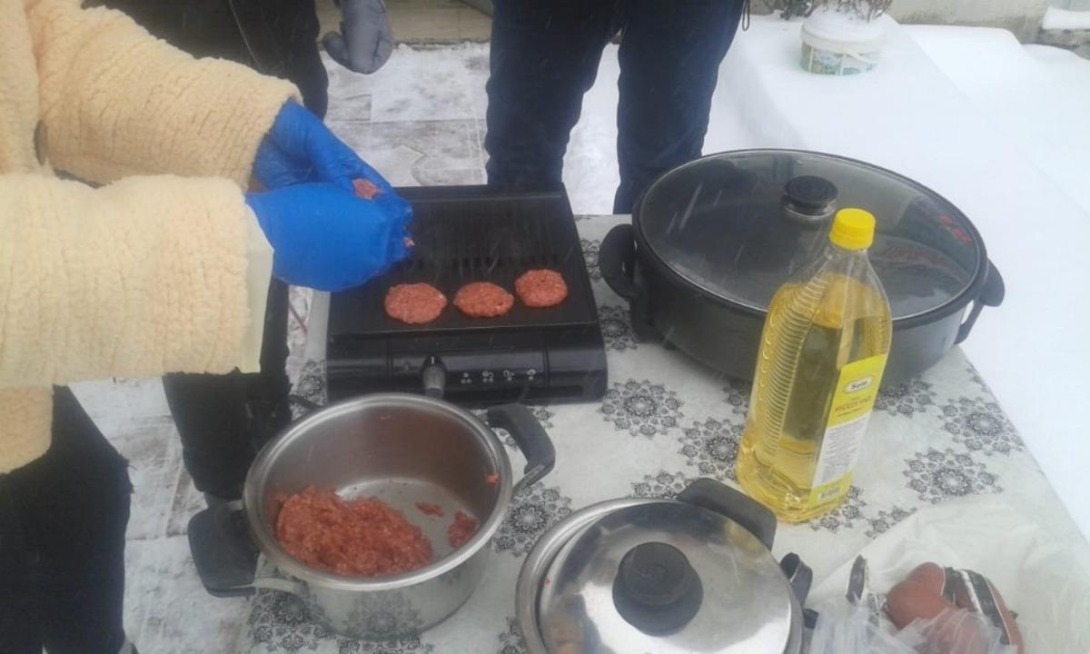 Kar altında kurulan mangalda sucuk ve k&ouml;fte keyfi