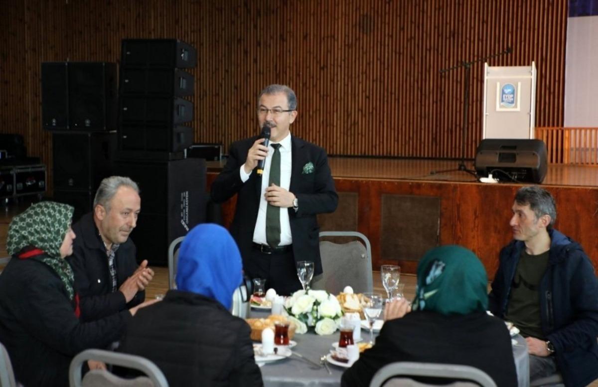 Başkan Deniz K&ouml;ken, Ey&uuml;psultan&rsquo;ın garsonlarıyla buluştu