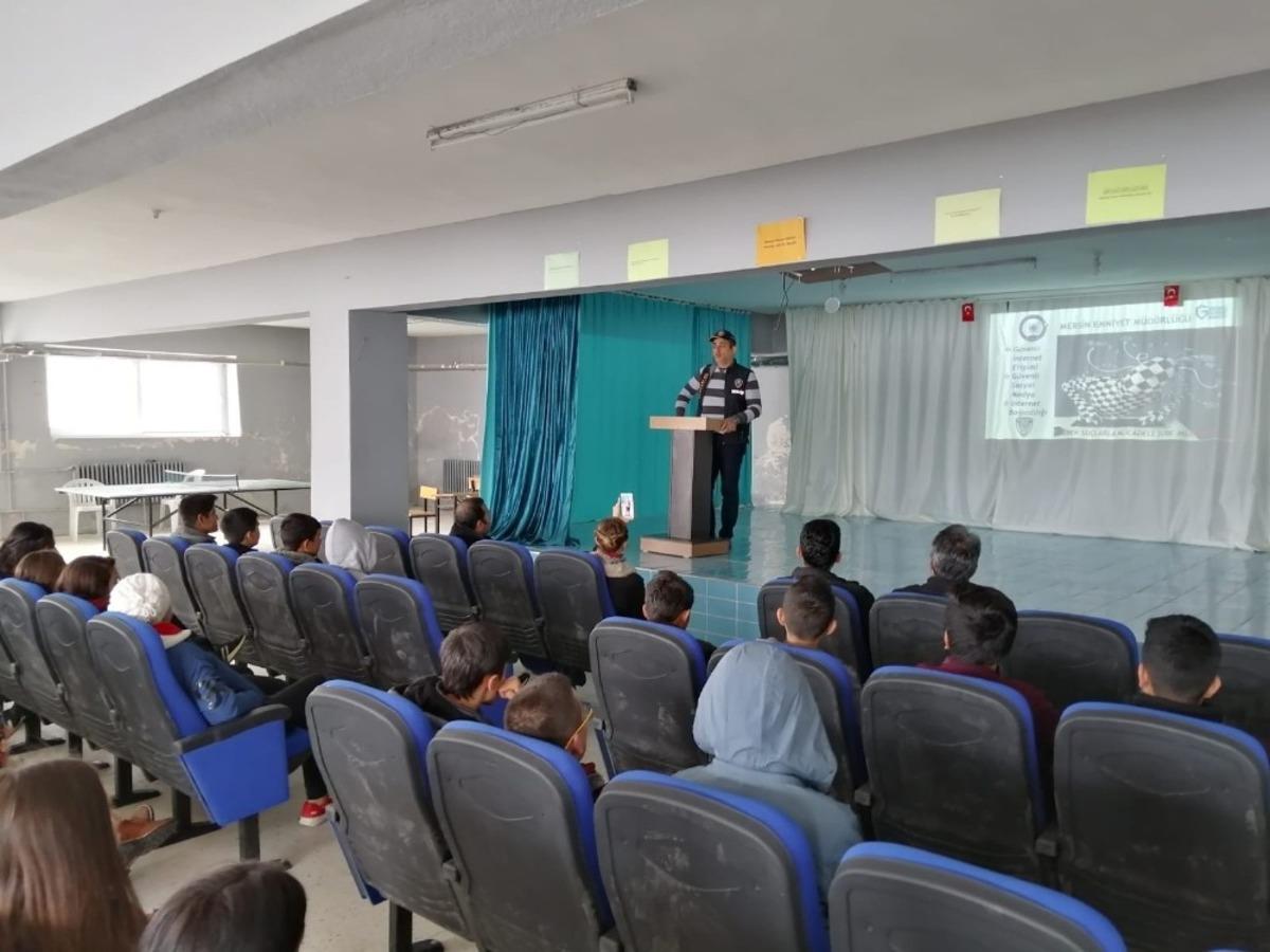 Mersin&rsquo;de &ouml;ğrencilere &rsquo;Bilin&ccedil;li internet kullanımı ve siber zorbalık&rsquo; semineri