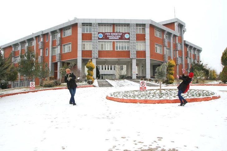 Kilis üniversitesinde kar sevinci G1