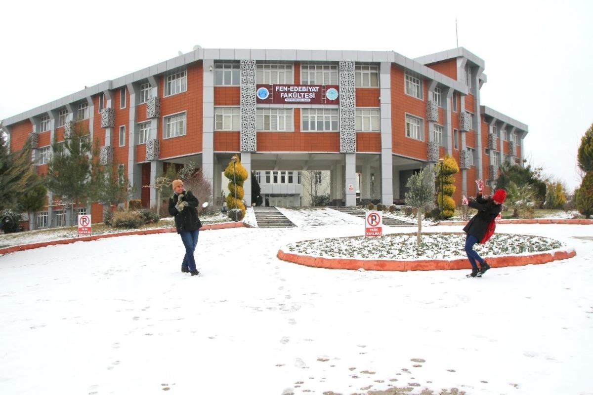 Kilis &uuml;niversitesinde kar sevinci