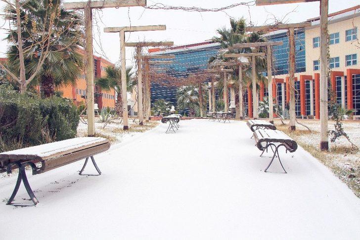 Kilis üniversitesinde kar sevinci G4