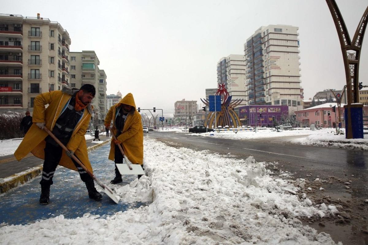 Mardin&rsquo;de kar ve buzlanma ile m&uuml;cadele