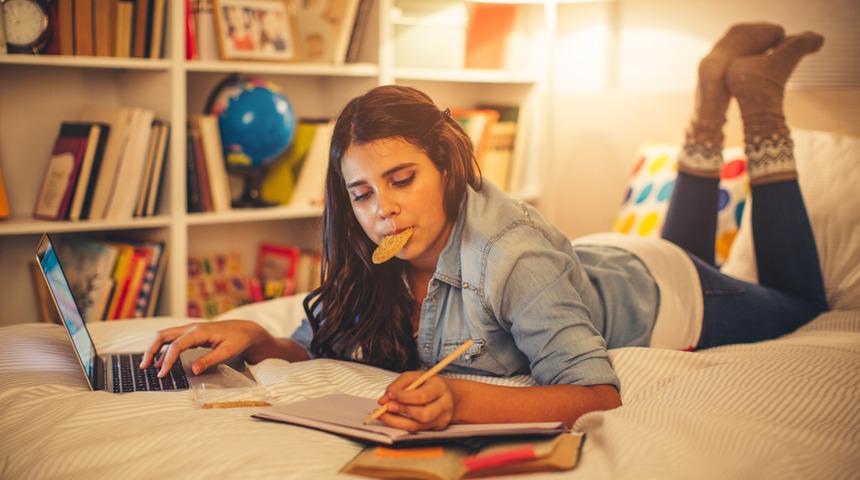 Ders &ccedil;alışırken yemek yemek obeziteye davetiye &ccedil;ıkarıyor!