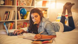 Ders çalışırken yemek yemek obeziteye davetiye çıkarıyor!