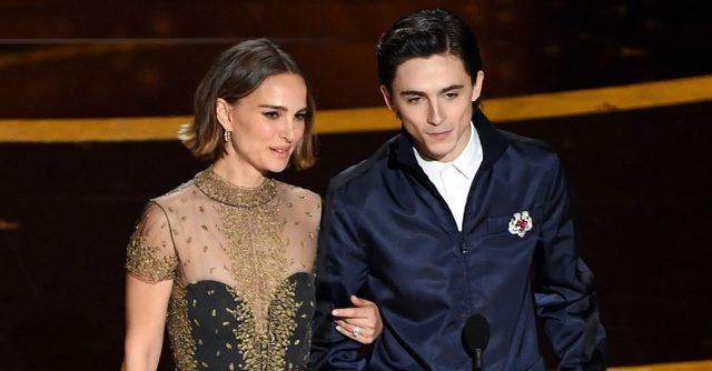 Natalie Portman ve Timothee Chalamet en iyi uyarlama senaryo ödülünü verdi.