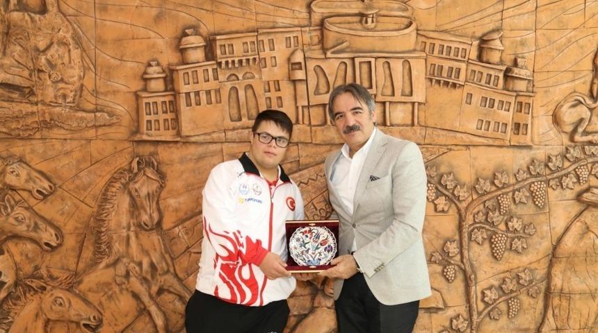 Rekt&ouml;r Bağlı, Down Sendromlular Atletizm Milli Takımı&rsquo;na başarılar diledi