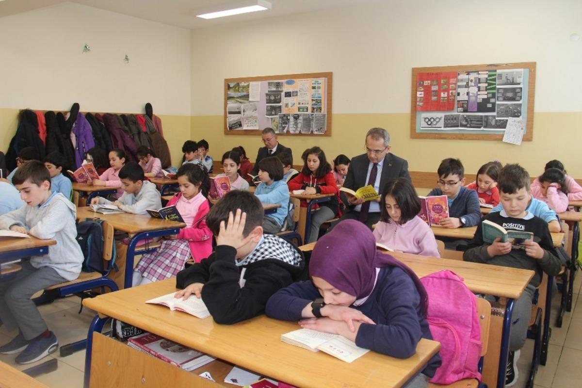 Kaymakam Pişkin, &ouml;ğrencilerle birlikte kitap okudu