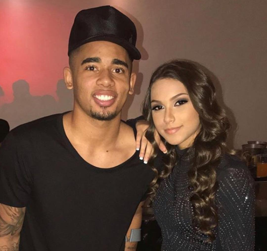 &Uuml;nl&uuml; futbolcu sevgilisini terk etti! Ayrılığın nedeni şaşırttı