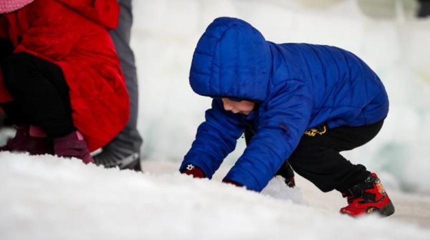 Ümraniye Belediyesi beklenen kar yağmayınca, çocuklara kar getirdi