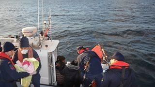 İzmir'de yardım isteyen düzensiz göçmenler kurtarıldı