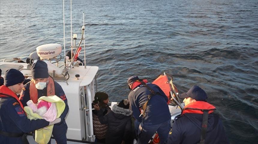 İzmir'de yardım isteyen düzensiz göçmenler kurtarıldı