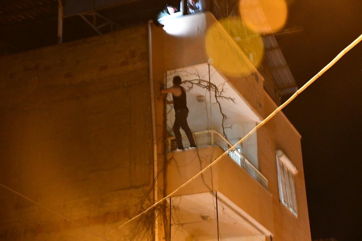 Sinir krizi ge&ccedil;irdi, balkondan sokağa eşyaları fırlattı