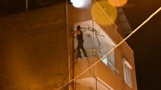 Sinir krizi geçirdi, balkondan sokağa eşyaları fırlattı