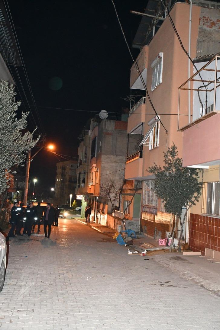 Sinir krizi geçirdi, balkondan sokağa eşyaları fırlattı G1