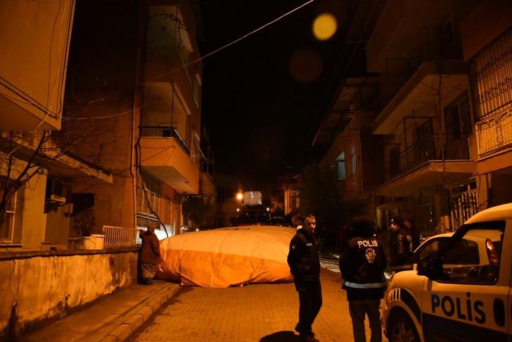 Sinir krizi geçirdi, balkondan sokağa eşyaları fırlattı G2