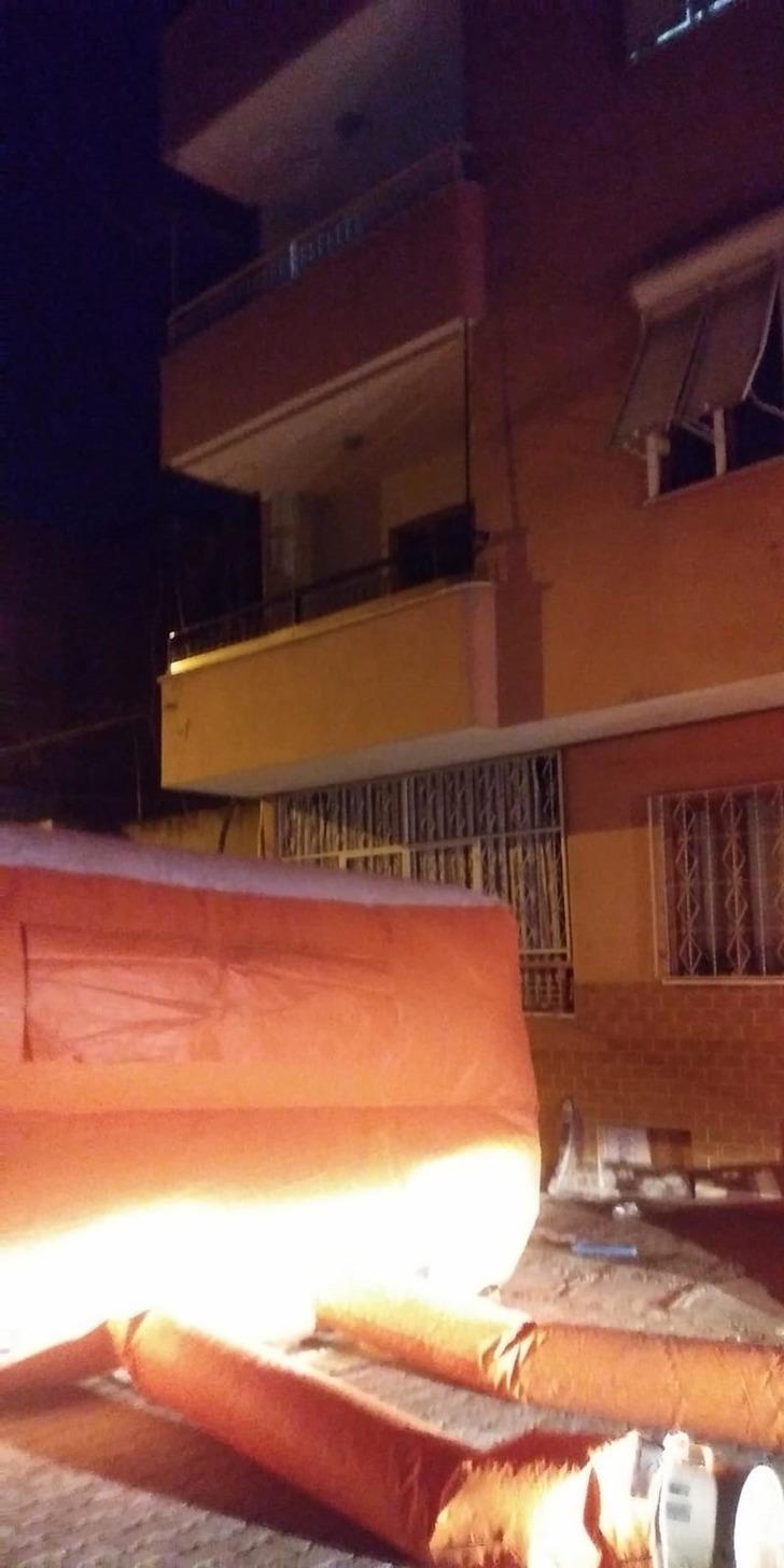 Sinir krizi geçirdi, balkondan sokağa eşyaları fırlattı G3