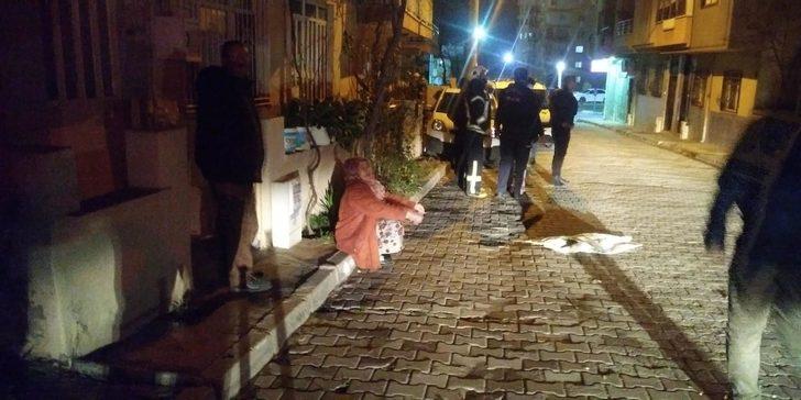 Sinir krizi geçirdi, balkondan sokağa eşyaları fırlattı G4