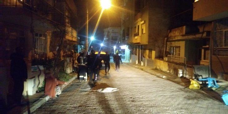 Sinir krizi geçirdi, balkondan sokağa eşyaları fırlattı G5