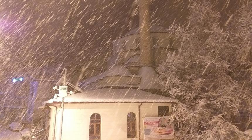Artvin’de gece başlayan kar yağışı şehri beyaza bürüdü