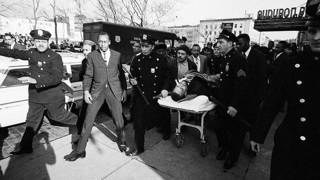 Malcolm X'in New York'ta konuşma yaptığı sırada silah sesleri duyulmuş, aldığı kurşunlarla yaralanan siyasetçi hastaneye kaldırılmıştı. Evi de bir hafta önce bombalanan Malcolm X'in hastanede hayatını kaybettiği açıklanmıştı.