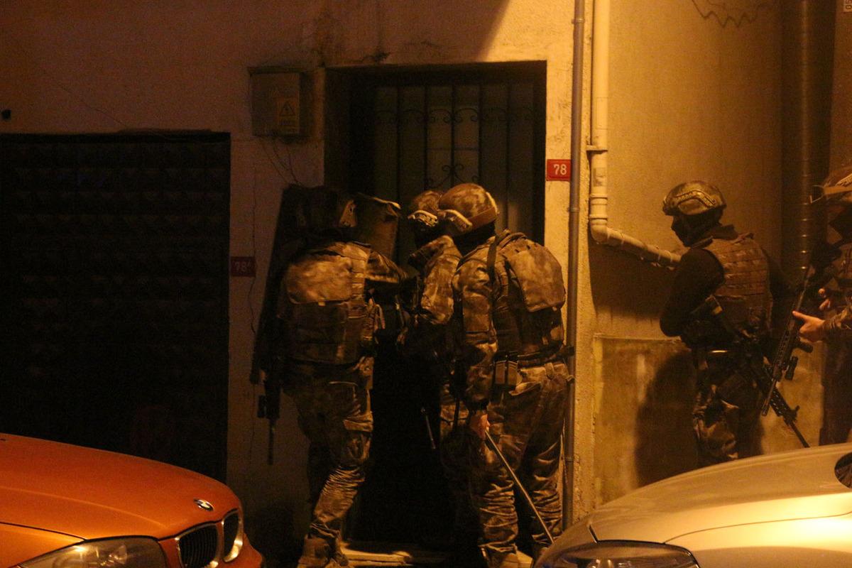 İstanbul'da silahlı su&ccedil; &ouml;rg&uuml;t&uuml;ne operasyon: &Ccedil;ok sayıda kişi g&ouml;zaltına alındı