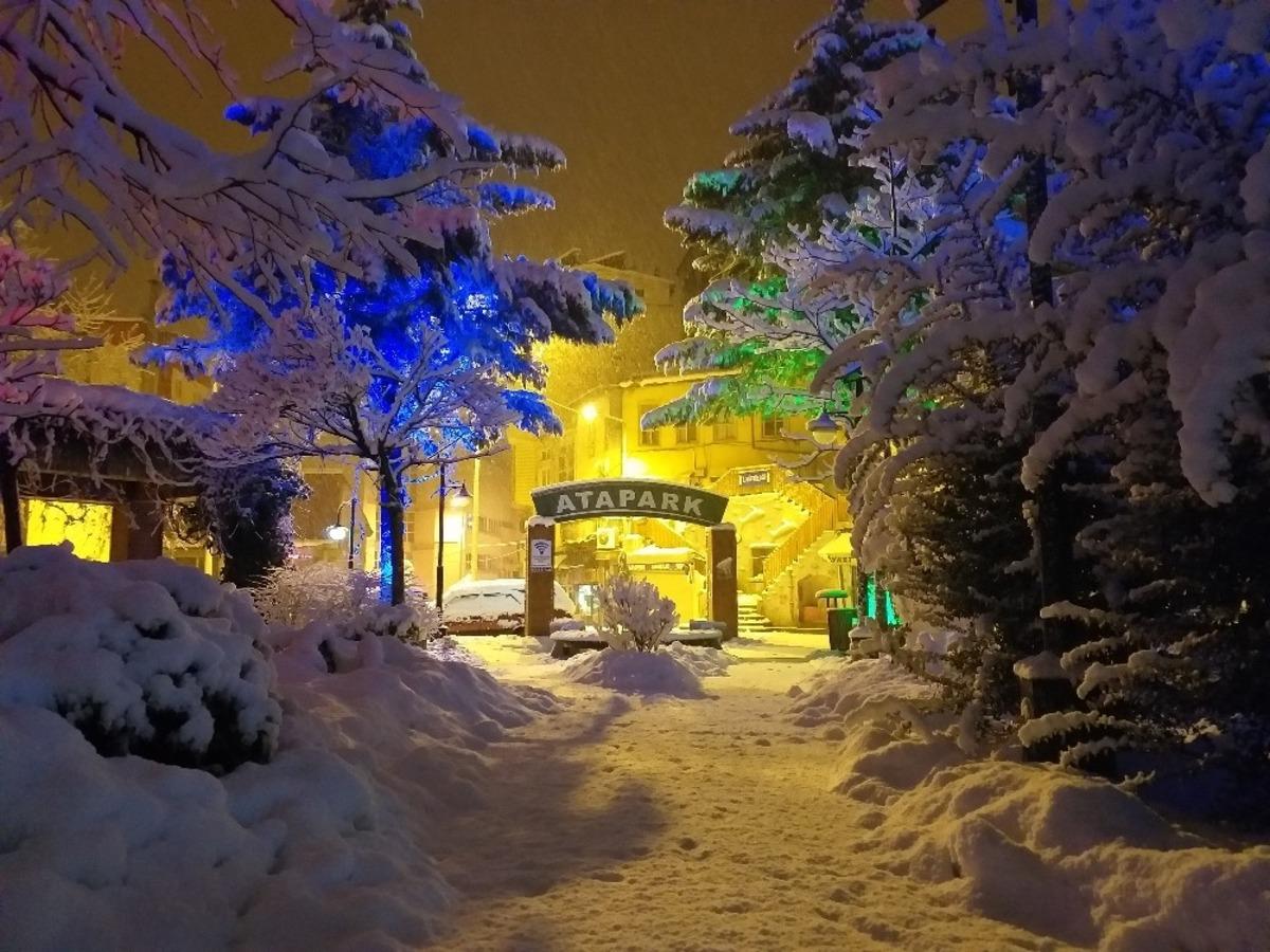 Artvin&rsquo;de gece başlayan kar yağışı şehri beyaza b&uuml;r&uuml;d&uuml;