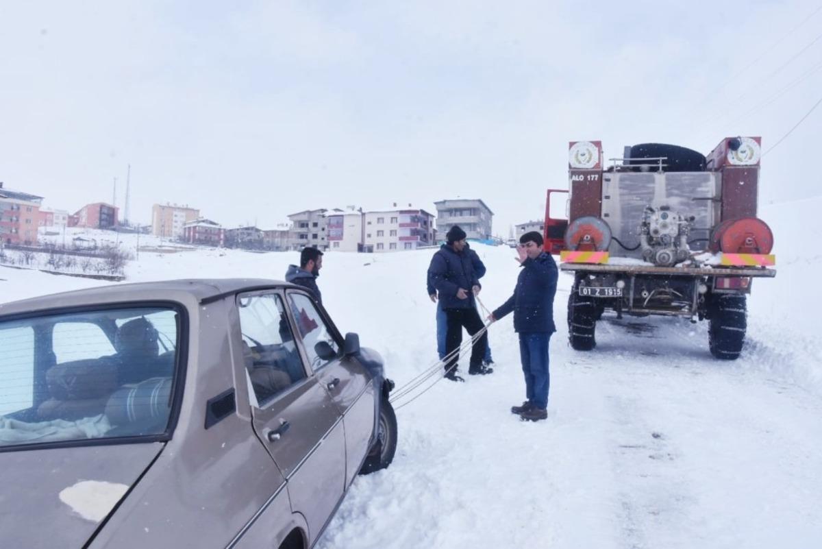 Başkan Erg&uuml; karda mahsur kalan aracı kurtardı