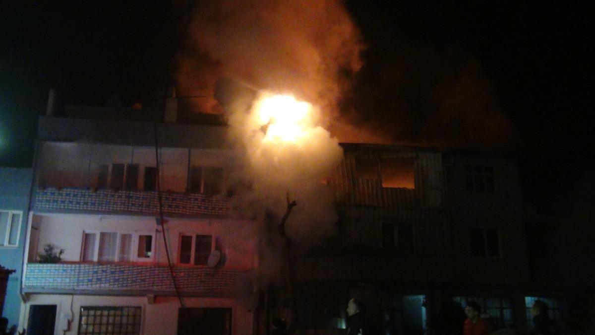 Bursa'da korkutan yangın! 3 katlı geri d&ouml;n&uuml;ş&uuml;m fabrikası sabaha karşı alev aldı