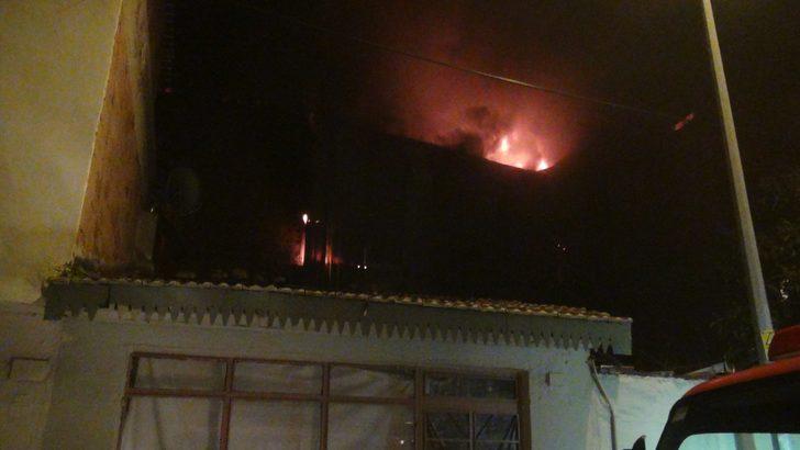 Bursa'da korkutan yangın! 3 katlı geri dönüşüm fabrikası sabaha karşı alev aldı G3