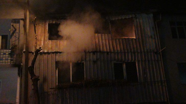 Bursa'da korkutan yangın! 3 katlı geri dönüşüm fabrikası sabaha karşı alev aldı G4