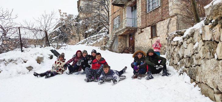 Mahalle arasında çocukların renkli kayak keyfi G1