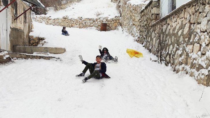 Mahalle arasında çocukların renkli kayak keyfi G2