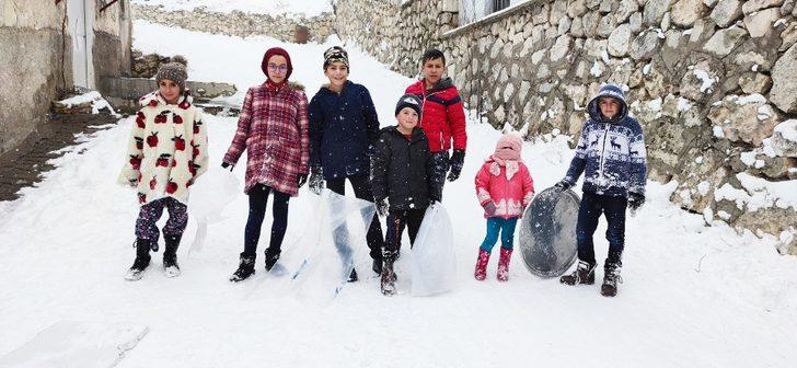 Mahalle arasında çocukların renkli kayak keyfi G3