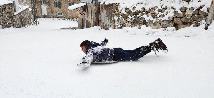 Mahalle arasında çocukların renkli kayak keyfi G4