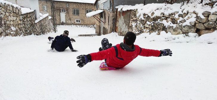 Mahalle arasında çocukların renkli kayak keyfi G5