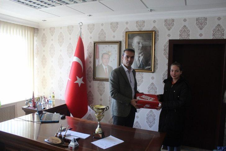 Kütahya’nın tek ilçe ortaokul kız basketbol takımı ödüllendirildi G2