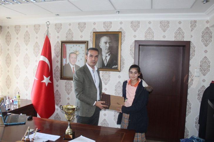 Kütahya’nın tek ilçe ortaokul kız basketbol takımı ödüllendirildi G3